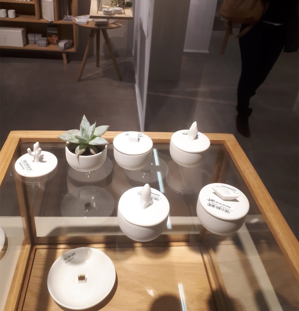 Boites et petits pots chez Räder