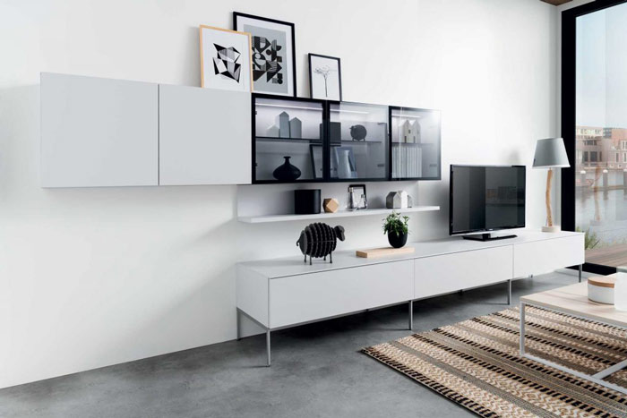 Vue en perspective du meuble TV Detroit coloris gris clair Celest, style contemporain, avec une partie du meuble haut vitrée.