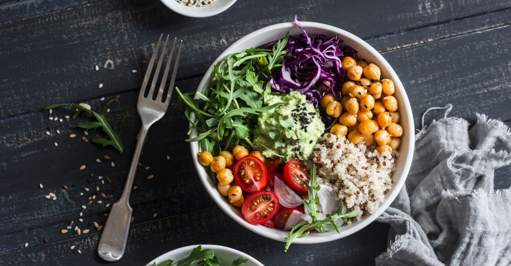 Recette poke bowl avec de la roquette, des pois chiches, des tomates cerise, du quinoa et de l’avocat.