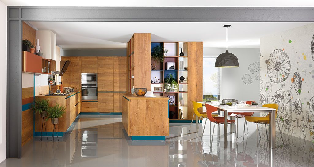 Vue d'ensemble de la cuisine Esprit de Famille avec la bibliothèque avec niches ouvertes et fermées, la table EXPANDO et les chaises NEX.