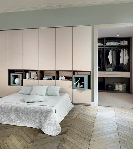 Chambre avec placards beiges en tête de lit