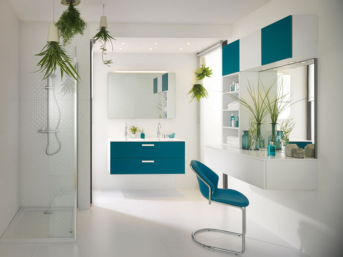Meuble de salle de bains design blanc pur, avec une touche de bleu pétrole