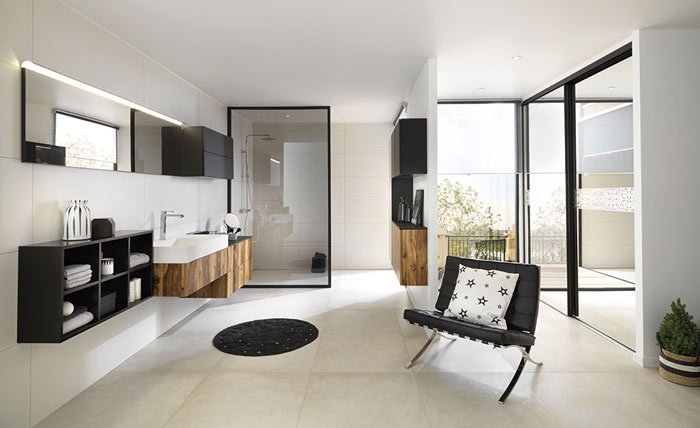 salle de bain design avec des ouvertures en Nano noir black et un aspect bois chaleureux 