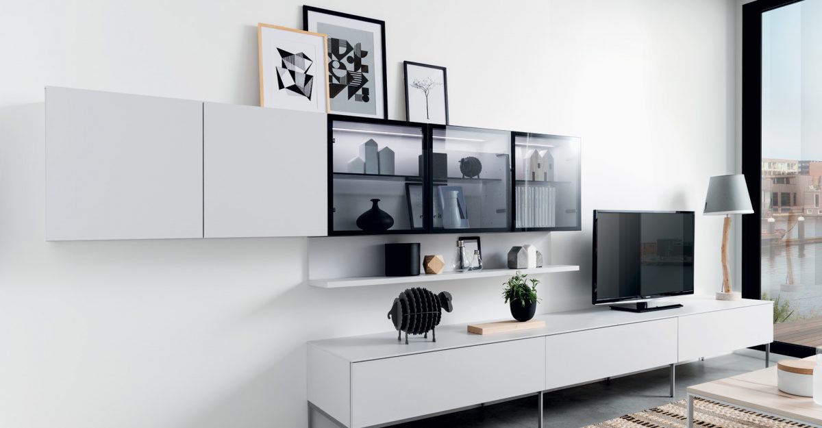 Vue en perspective du meuble TV Detroit coloris gris clair, style contemporain, avec une partie du meuble haut vitrée.