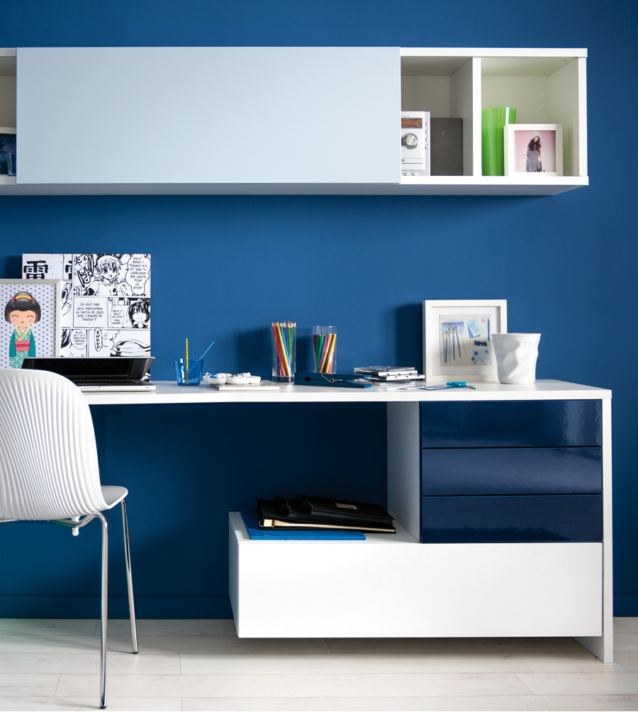 Bureau blanc avec des façades bleues foncées et blanches, et un meuble haut blanc avec une façade bleue claire et des niches.
