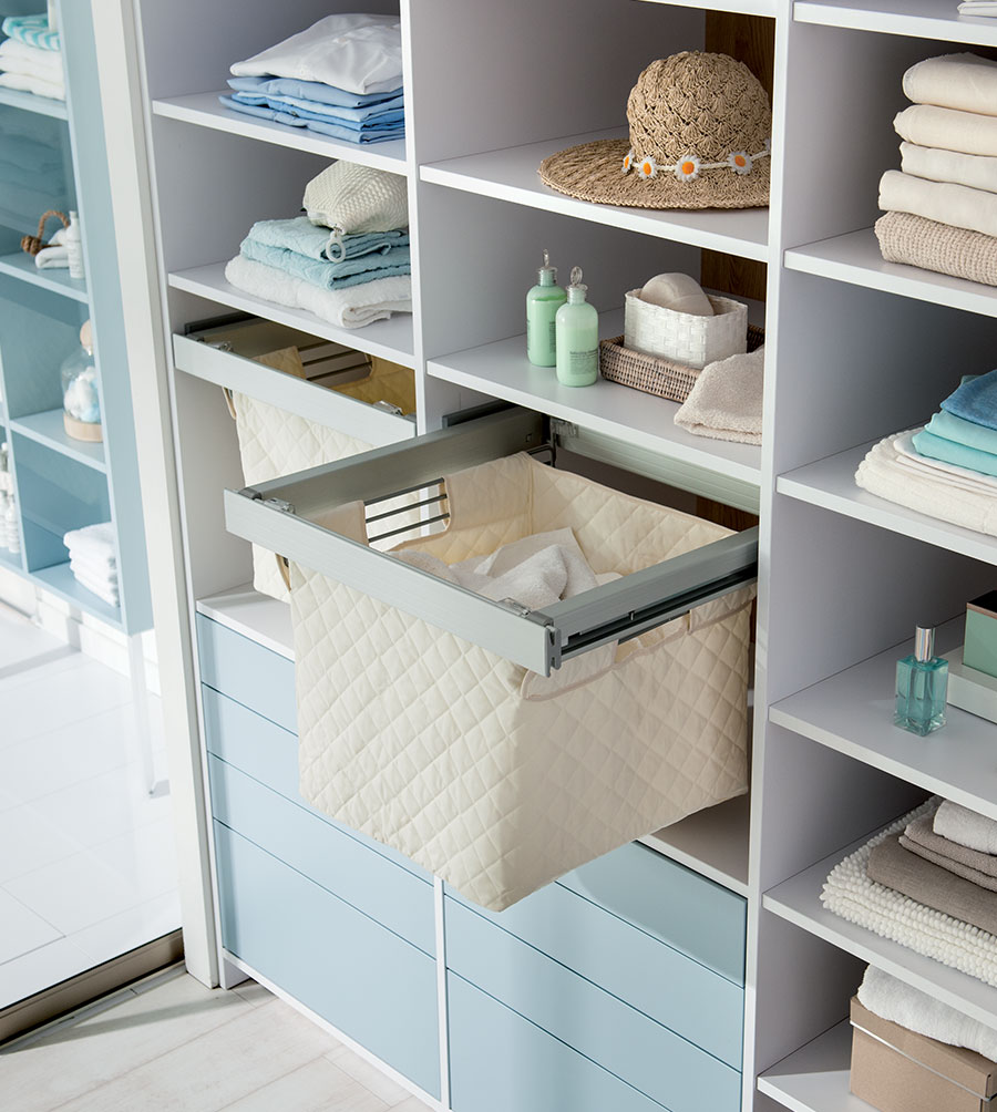 Panier à linge discret intégré dans meuble sur glissières