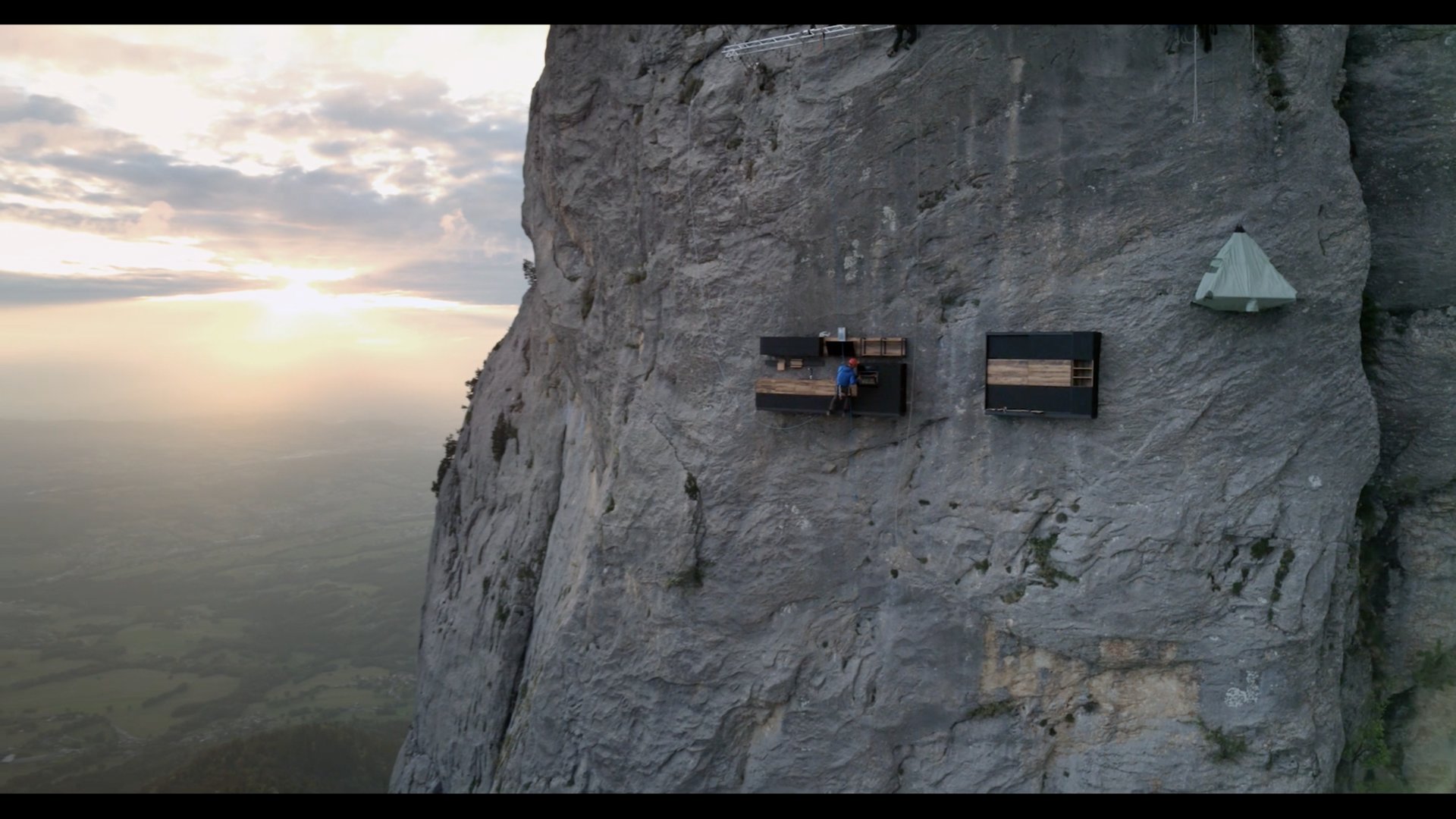 Vertical Home - Cuisine et dressing dans un paysage de montagne