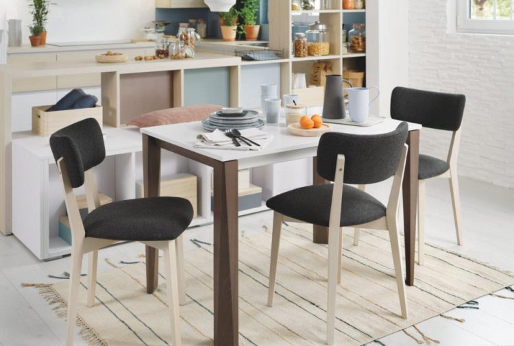 espace repas avec table blanche pieds marrons et chaises grises et bois en tissu