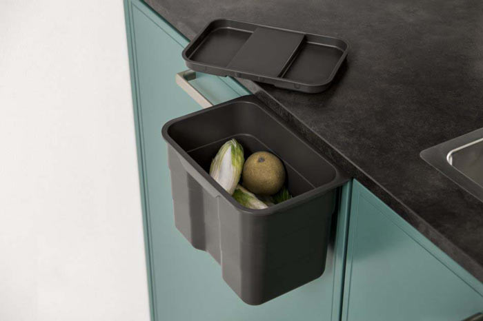 Petite poubelle à compost intégrée à la cuisine