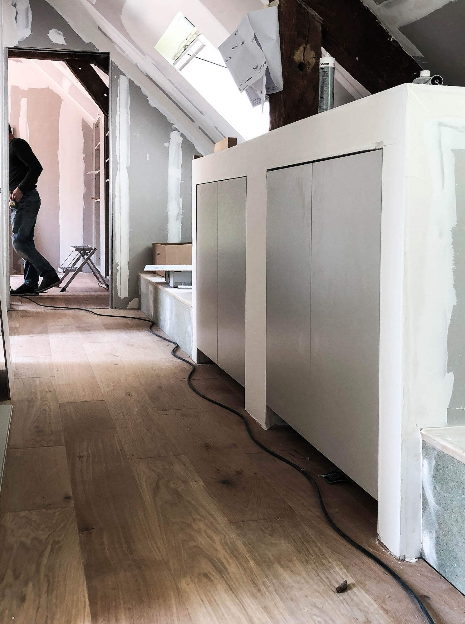 Couloir avec rangements sous pente : avant