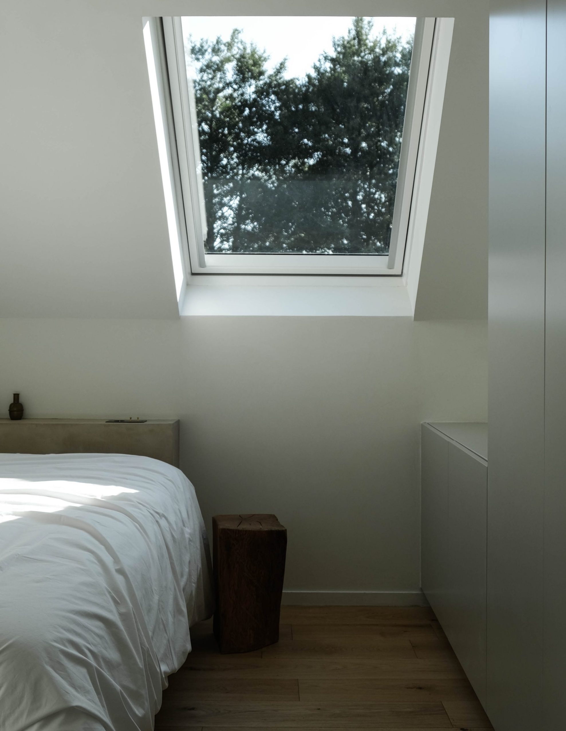 La lumière du jour apporte une atmosphère douce et apaisante à cette chambre sous combles.