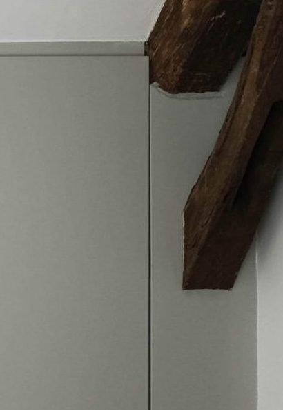 Ce dressing sur-mesure s'adapte tout à fait aux contraintes des lieux.