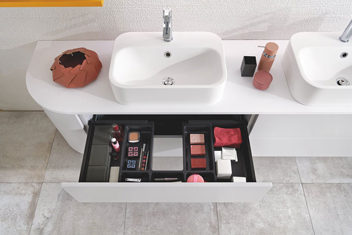 salle de bains avec deux vasques et tiroirs pour ranger la cosmétique 