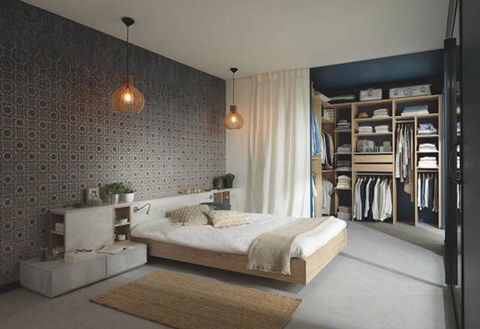 chambre à coucher avec mur en papier peint motifs géométriques