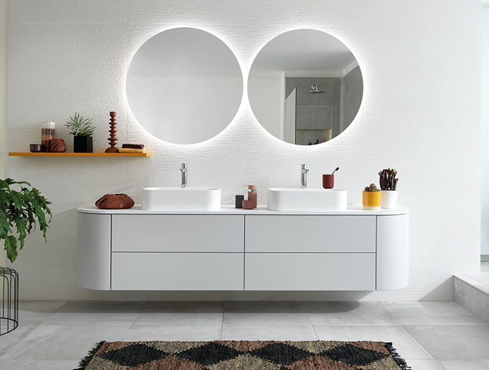 Salle de bain blanche avec deux miroirs