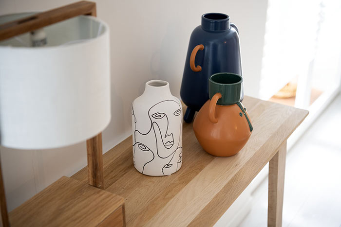 vases design contemporain sur console