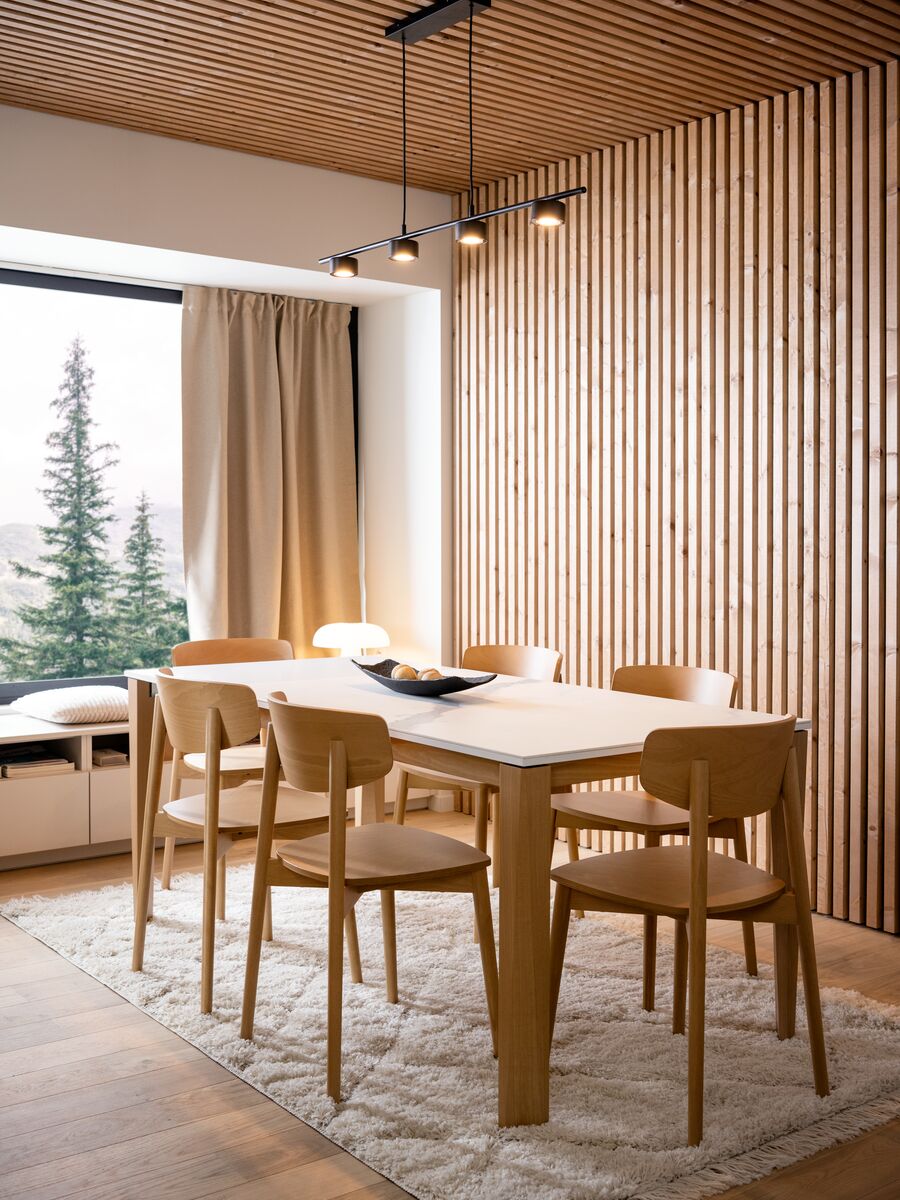 Table et chaises en bois assorties aux murs