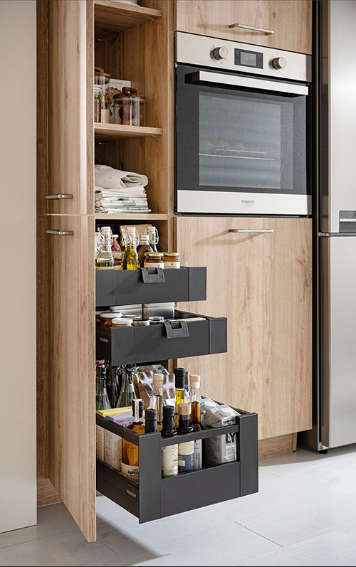 Moderna cocina amueblada con armarios despenseros Logica 16