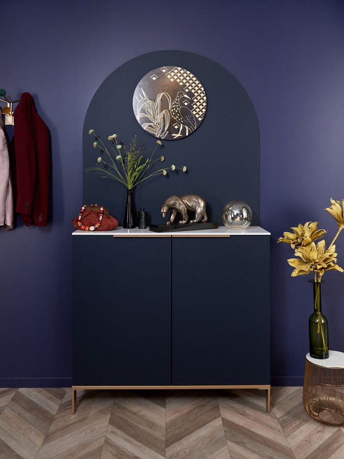 Mueble de entrada «Pedestal» con tonos a juego de color azul Navy.