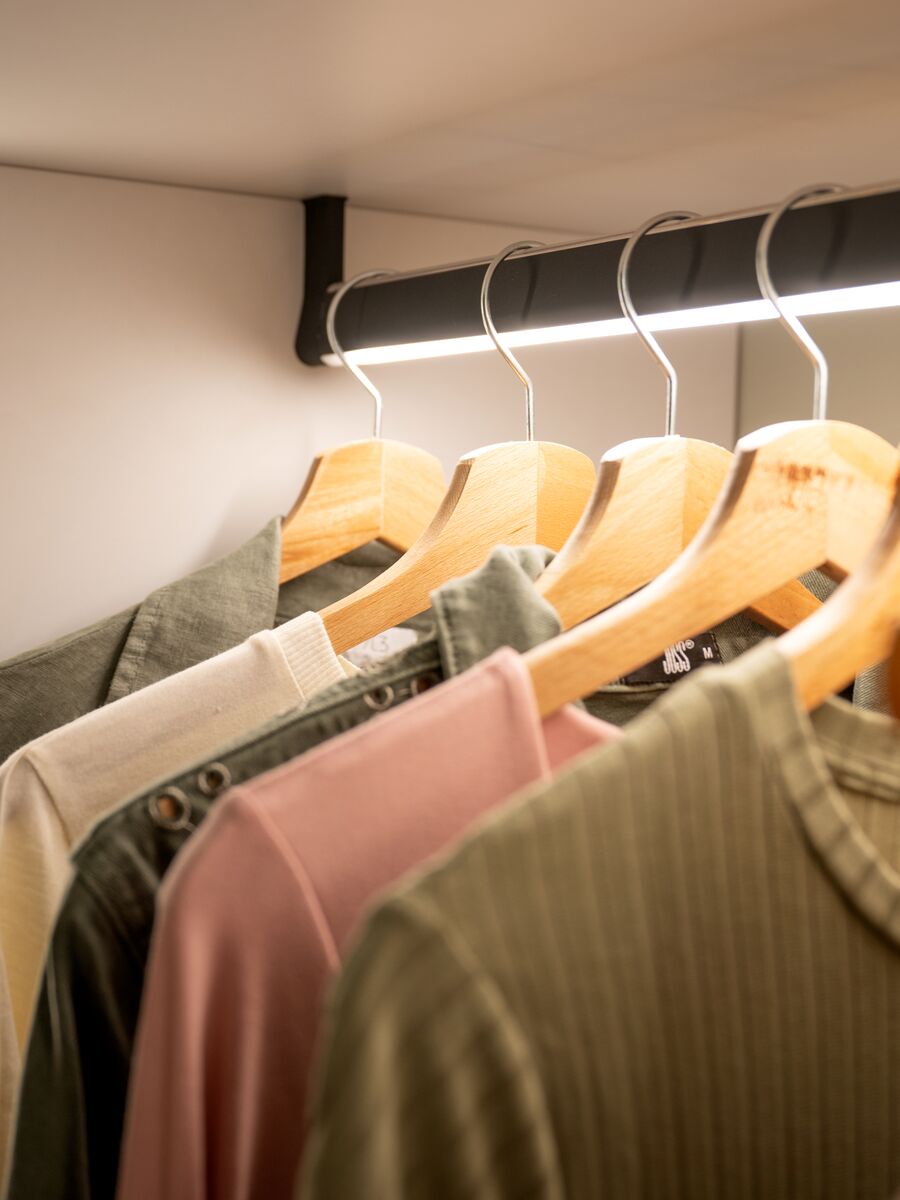 Tringle éclairante dans le dressing Biarritz
